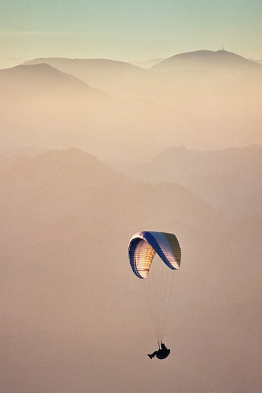 Opportunity-risk-parachute-milivoj-kuhar-537789-unsplash